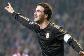 九游博彩-关键封盖：李磊封堵对手最后一投，守住胜利！