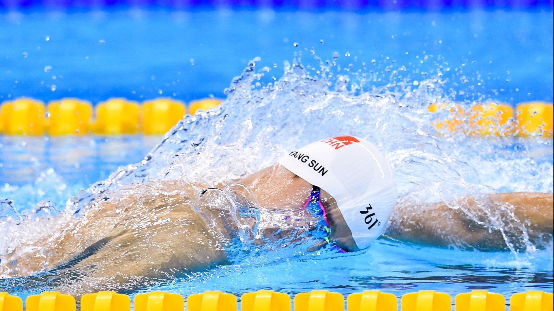 在对阵掘金的比赛中,库里单场砍下44分,投中10个三分球,让对手束手无策!