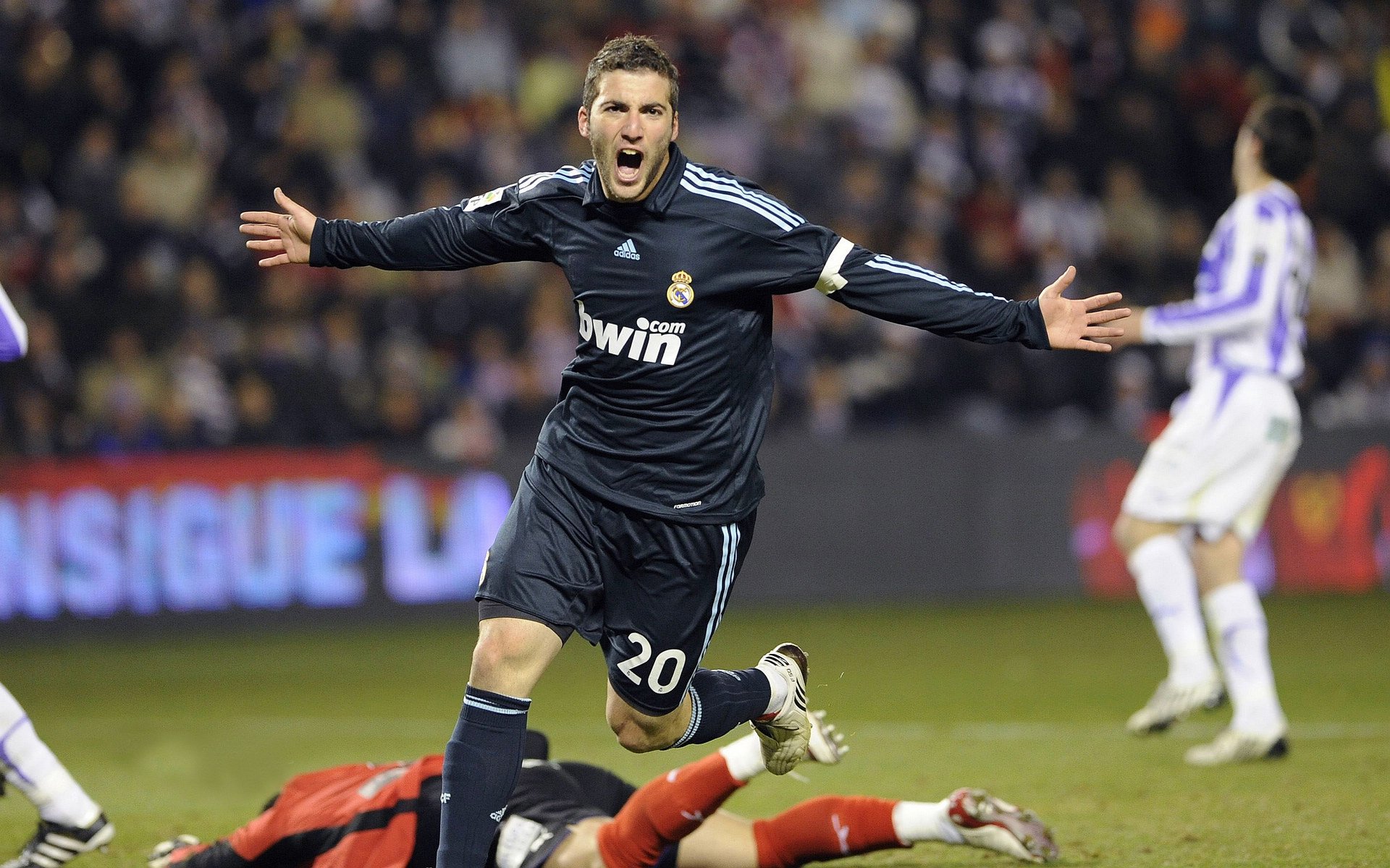 意甲尘埃落定:尤文在补时2-1险胜拉齐奥,榜首之争持续升温,尤文提前2轮意甲夺冠